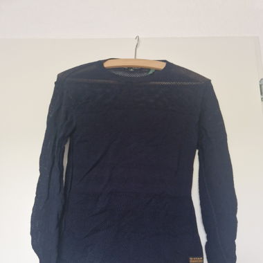 Blauer Strickpullover