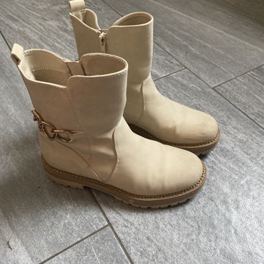 Stivali beige con fibbia