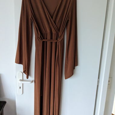 Silky flowy dress w/ waist-tie & wide wizard arms