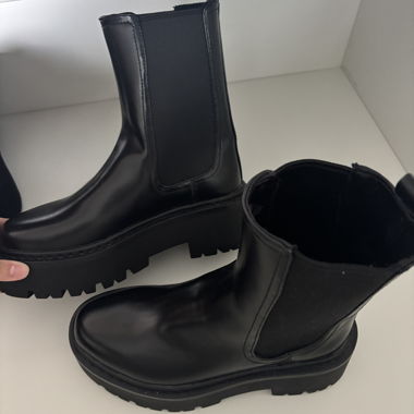 Schwarze Plateau-Stiefel