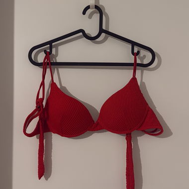 Haut de bikini rouge plissé
