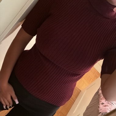 Top a coste con collo alto bordeaux