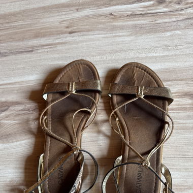 Goldene Sandalen