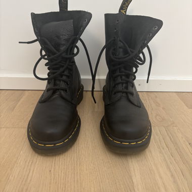 Neue schwarze Dr. Martens