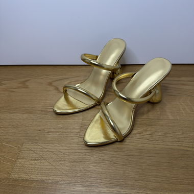 Goldene Mules mit Absatz