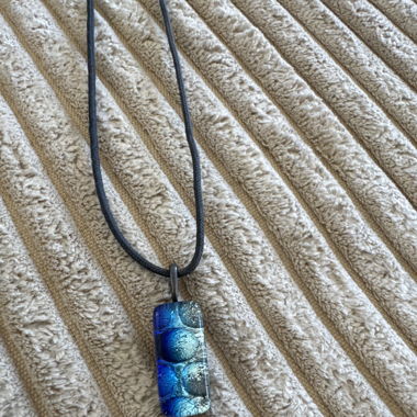 Gradient blue necklace