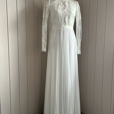 Lange weisse Spitzenkleid mit langen Ärmeln