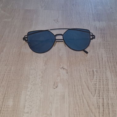 Lunettes de soleil avec monture noire en métal
