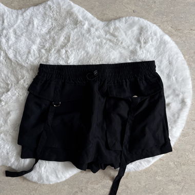Short corti neri con nastri