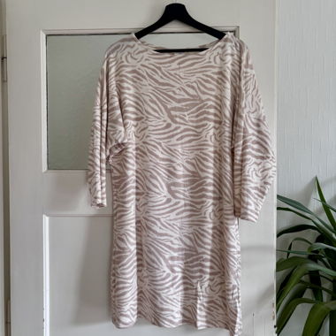 Beige tiger motif knit dress
