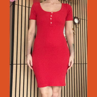 Robe rouge moulante à boutons décoratifs