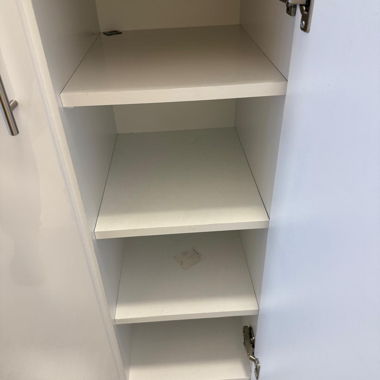 Weisser Schuhschrank mit Regalen