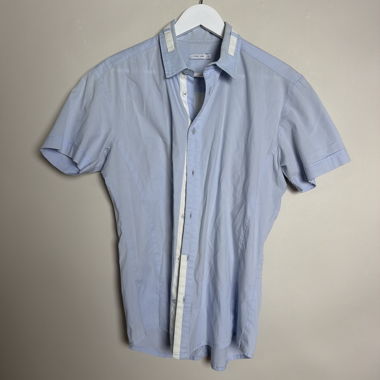 Camicia azzurra a maniche corte
