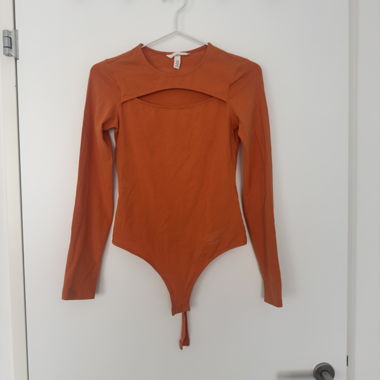 Body à manches longues orange avec découpe