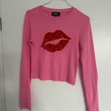 NGOrder crop top a maniche lunghe rosa con stampa bacio