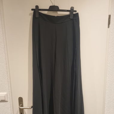 Weite Hose mit Beinausschnitt