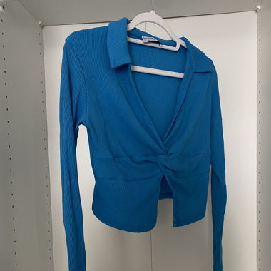 Haut décolleté bleu manches longues
