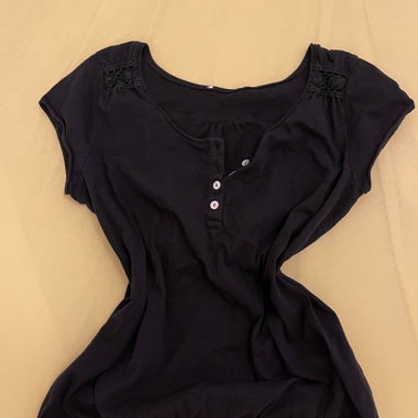 T-shirt nero con pizzo