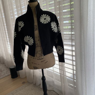 Sandro, Schwarze Blumen-Strickjacke, Gr. S