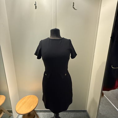 Robe fourreau noire à manches courtes