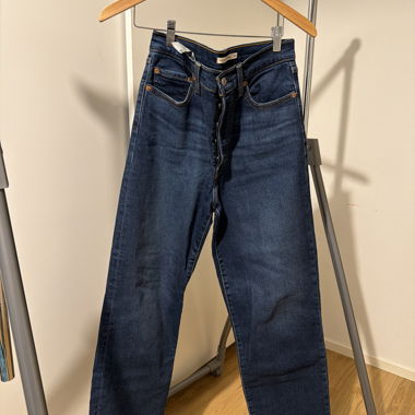 Dunkle Levi‘s Jeanshose