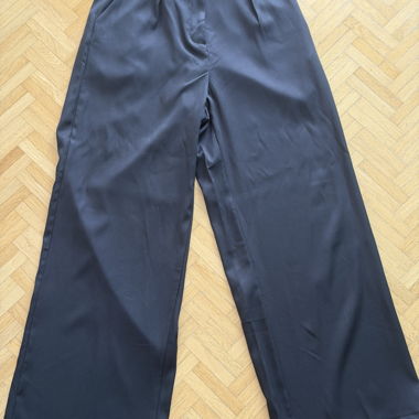 Weite schwarze Hosen