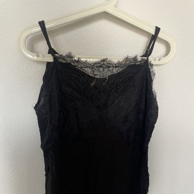 Schwarzes Trägershirt mit Spitze