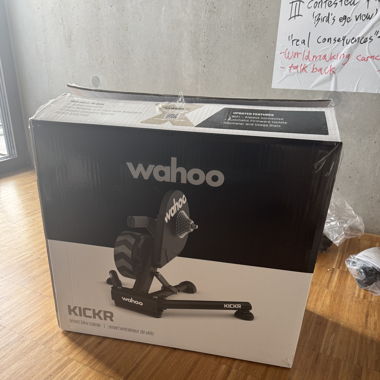 Wahoo Kickr V6 (like new). Include mat and table