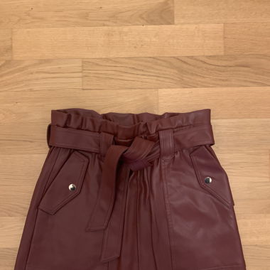 Bordeaux Roter Lederrock mit goldfarbenden Knöpfen