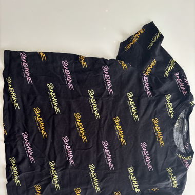 Schwarzes T-Shirt mit kurzen Ärmeln und Aufdrucken