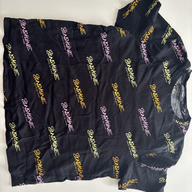 T-shirt noir à manches courtes avec inscriptions