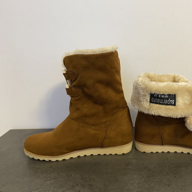 Braune flauschige Boots