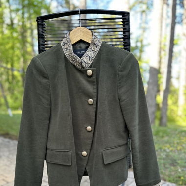 Velvet officer jacket with golden details