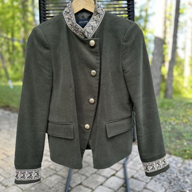 Velvet officer jacket with golden details