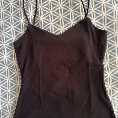 Top nero con bretelle sottili stile spaghetti