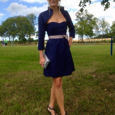 dunkelblaues elegantes Kleid mit Schleife