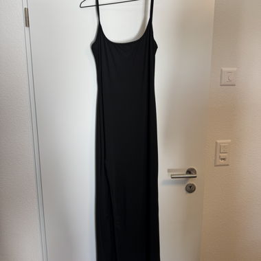 Robe longue noire à bretelles spaghetti