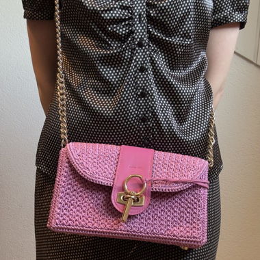     Borsa rosa stile crochet con catena dorata 