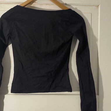 Top a maniche lunghe scollato sulla schiena