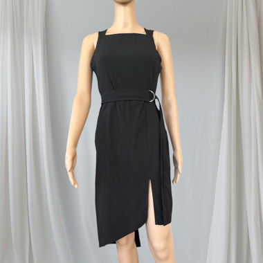 Vestito nero dal design unico ed elegante, schiena high-low