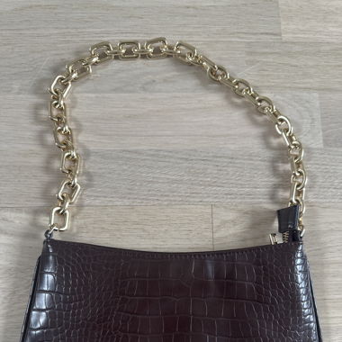 braune Tasche mit goldenem riemen