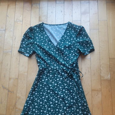 grünes florales wickelkleid