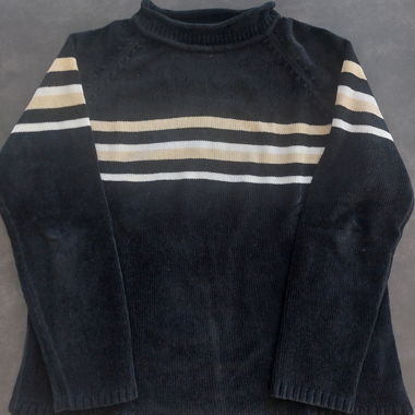 Schwarz gestreifter Pullover mit beigen und weissen Streifen