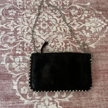 Sac bandoulière chaîne cloutée