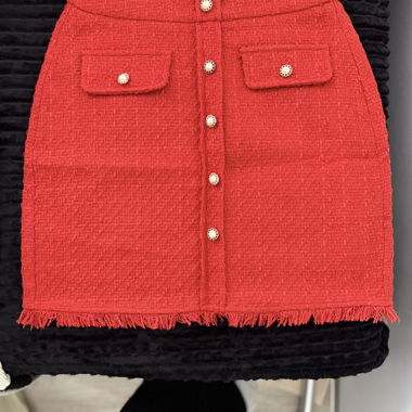 Roter Bouclé-Minirock mit Zierknöpfen 