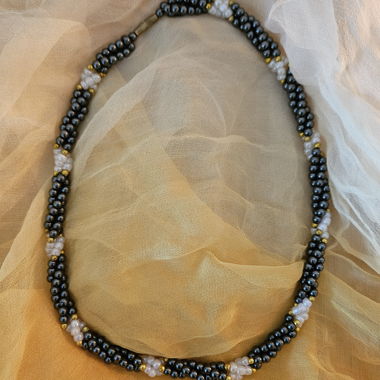 Collier de perles noir et blanc