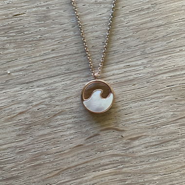 Collana color oro rosa con pendente a onde