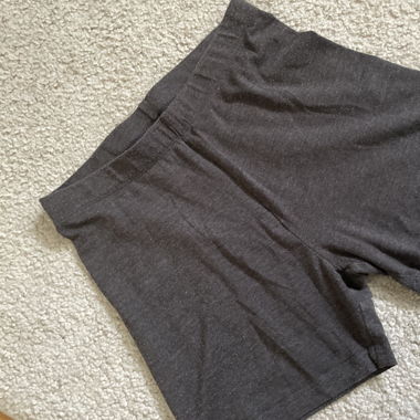 enge kurze Hosen 