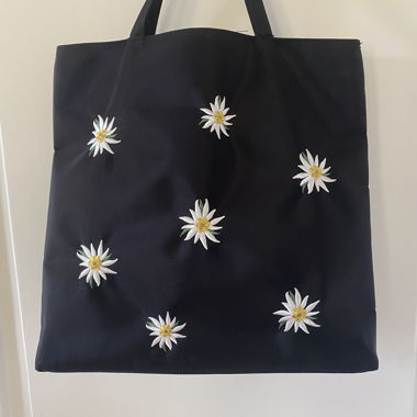 Borsa in tessuto nera con ricamo floreale