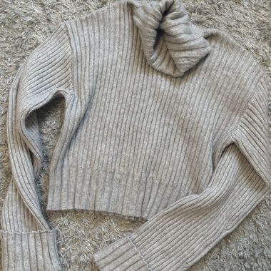 Grau gerippter Rollkragenpullover